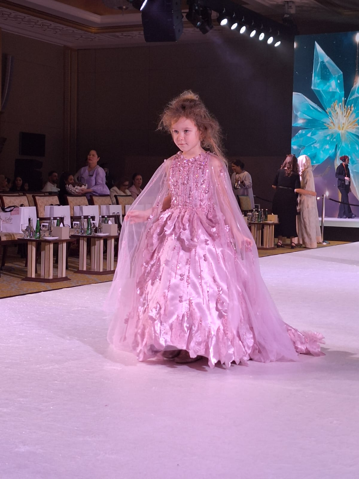 حضارات وتاريخ وتراث الشعوب تجتمع في افتتاح أول أسبوع موضة عالمي للأطفال بأبوظبي